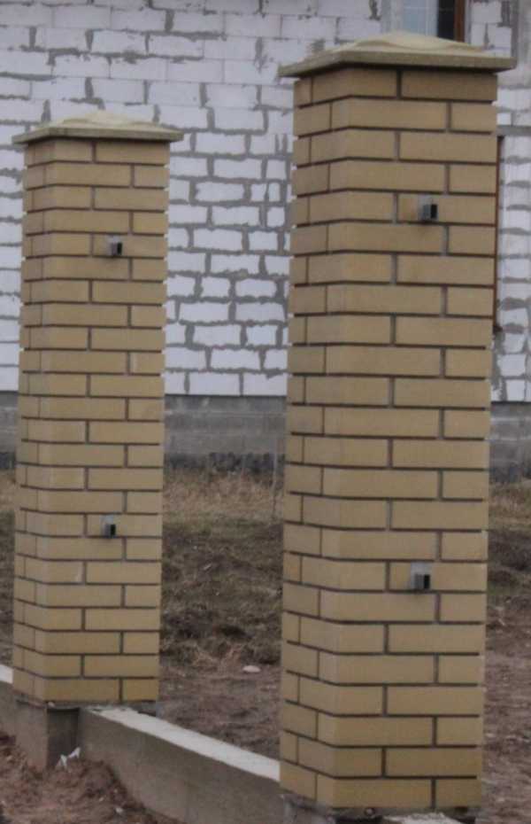 Как сделать забор с кирпичными столбами своими руками: виды кладки, выбор материала