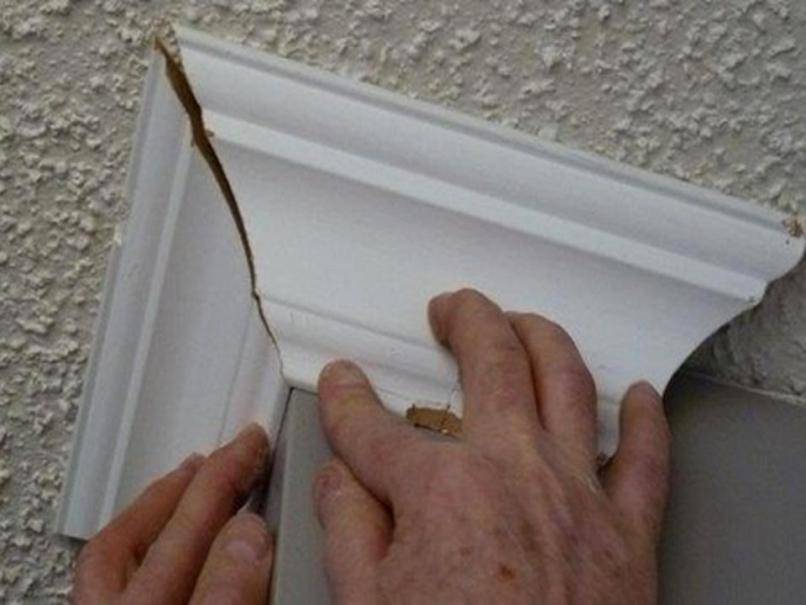 Как правильно вырезать угол на потолочном плинтусе самостоятельно