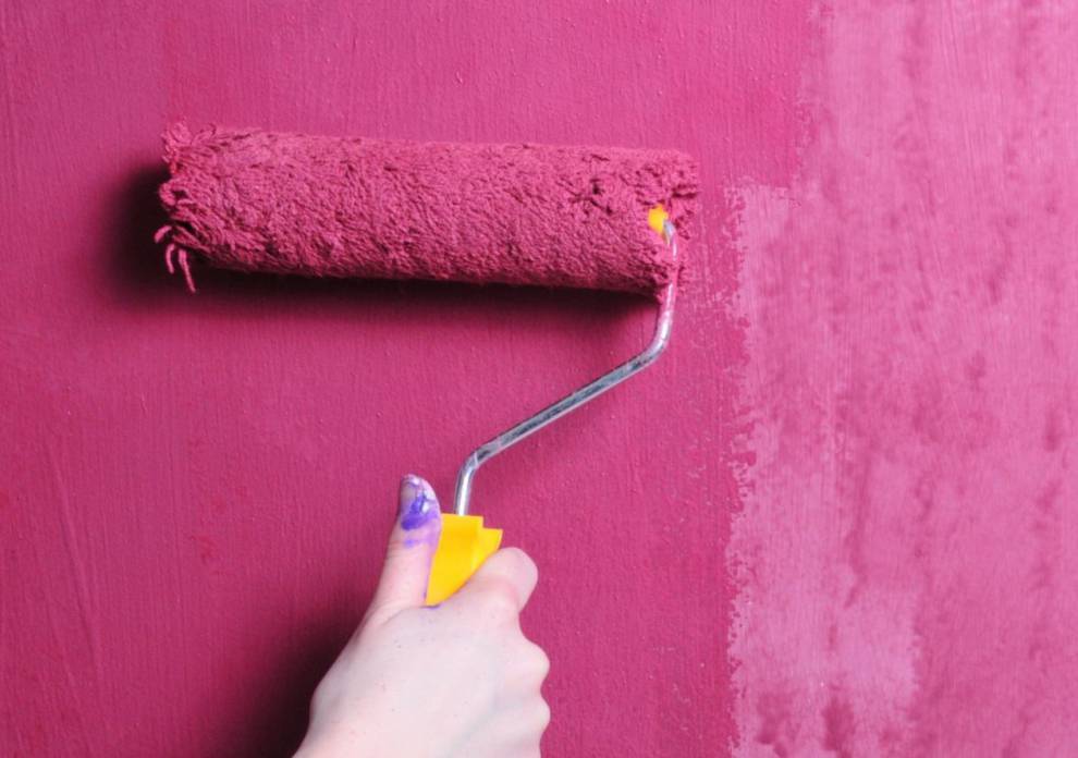 Как правильно красить стены валиком? покраска стен водоэмульсионной краской без разводов и следов, потолок и способы его окрашивания
