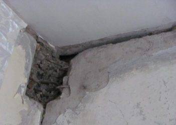 Как заделать дыру в потолке – советы строителя