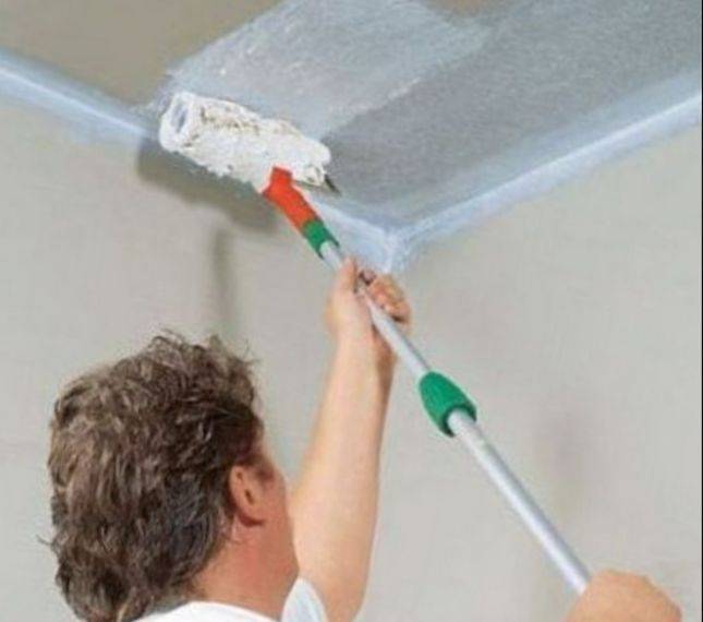 Как очистить потолок от водоэмульсионной краски
