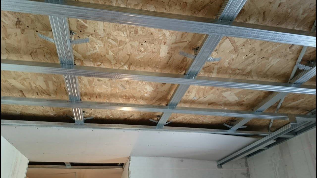 Подшиваем потолок гипсокартоном по деревянным перекрытиям видео в ютубе
