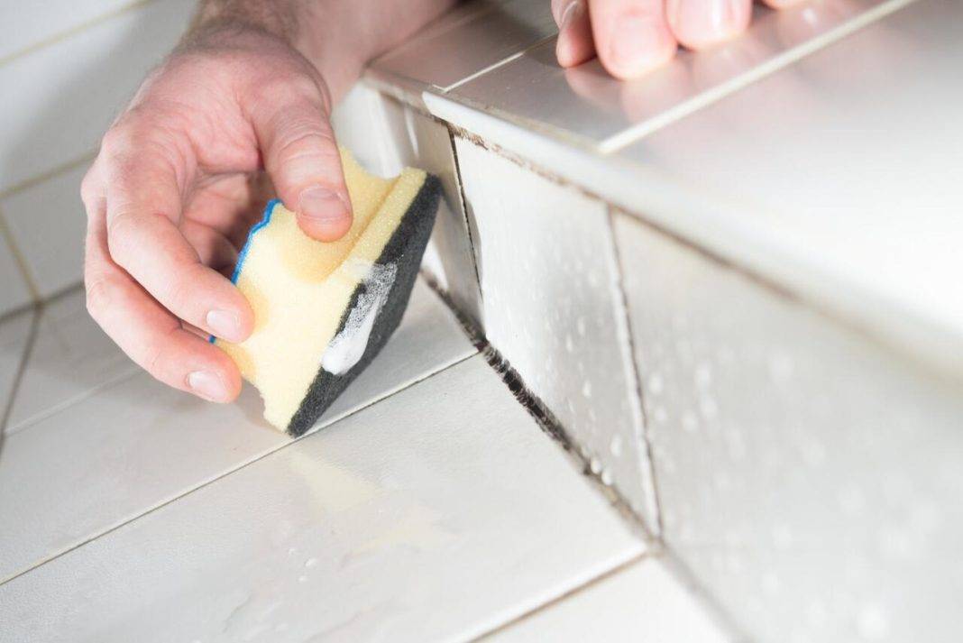 Чем смыть мыльные разводы на плитке. лучшие способы чем отмыть плитку в ванной от налета и плесени. альтернативные средства для чистки кафеля.