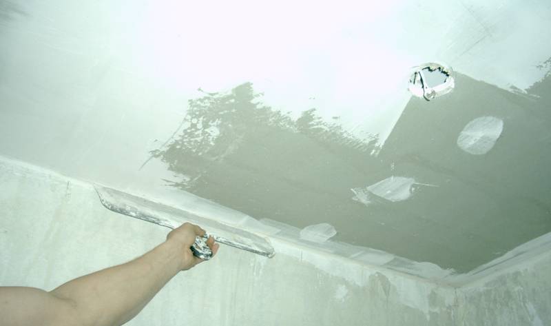 Шпаклевка потолка: как правильно зашпаклевать под покраску или обои, видео и фото